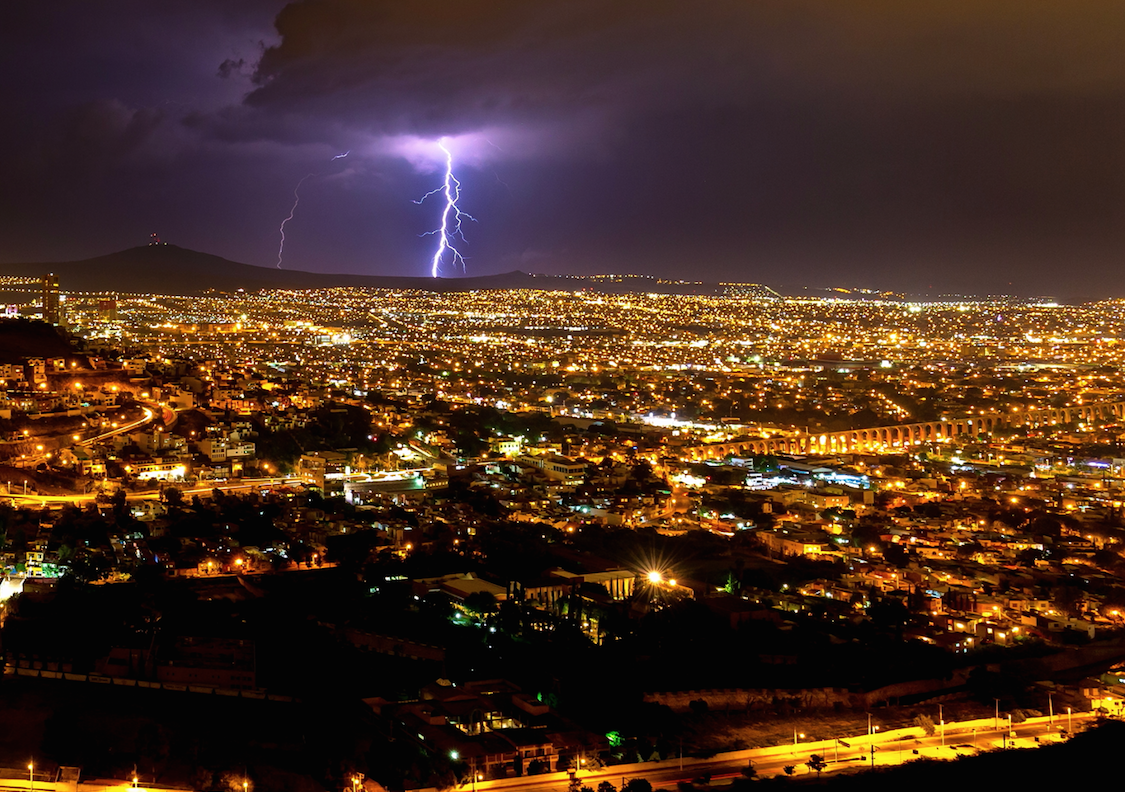 Morecast's tweet image. #Lighteningstrike over #Queretaro #Mexico. In this picture you can see Los Arcos