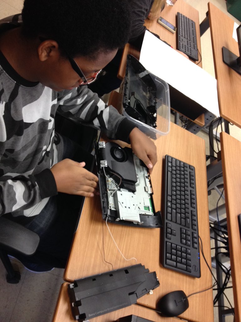 ea_robo_cat's tweet photo. Students are using their knowledge of circuitry to fix gaming systems.  @teachleadchange @HeinzEndow https://t.co/ywKCoUpvP6