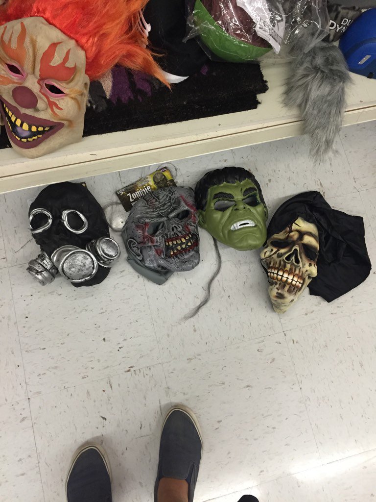 Yogadocnc's tweet photo. Boys and Halloween... Fairly simple. Black clothes + scary mask👻 #LadyBizPT #OmTasticLife #Balance https://t.co/YmlzTYQ2p1