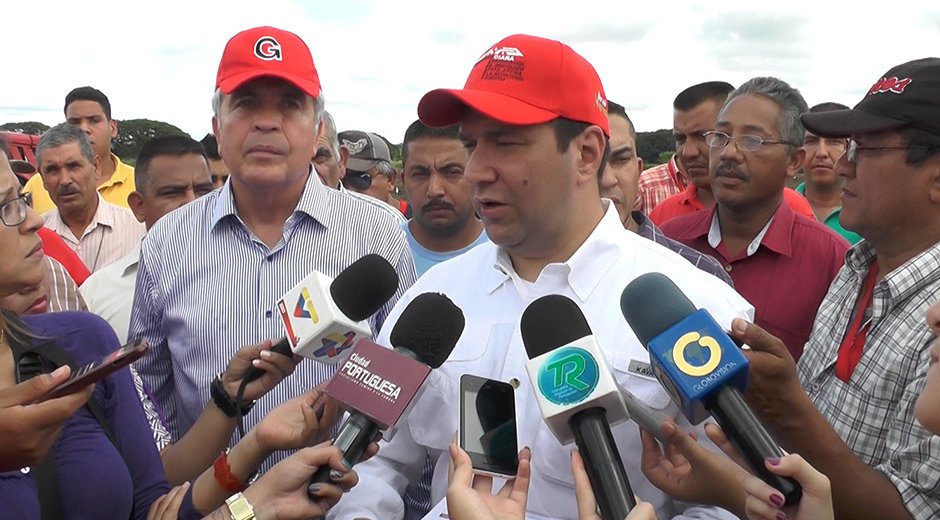 globovision's tweet image. Gobierno entrega Bs. 106 millones para productores en Portuguesa goo.gl/Y69aXg