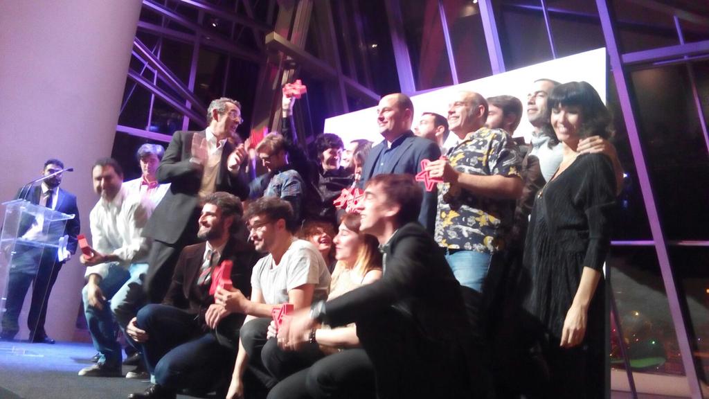 bifm's tweet photo. Foto de familia de todos los galardonados en los #premiosFEST 2015. ¡El #FIB2015 se lleva 2! Zorionak #BerriTxarrak! https://t.co/66ULeLb5xr