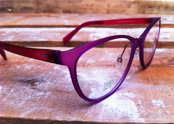 opticamasia's tweet photo. Un avenç de la nova col·lecció #metrobarcelona de @MiroJeansEW formes #retroshape #colors material #TR90 https://t.co/5AjAZTEZDT