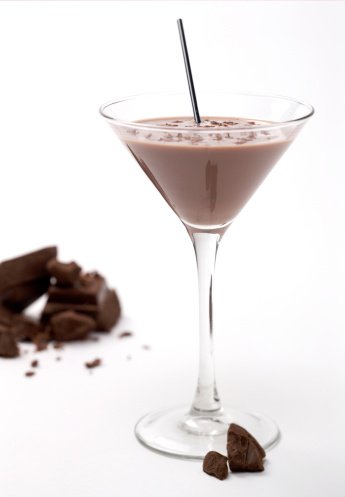 Коктейль шоко. Коктейль шоколадный алкогольный. Шоколадный поцелуй коктейль. Шоколадный ликер.