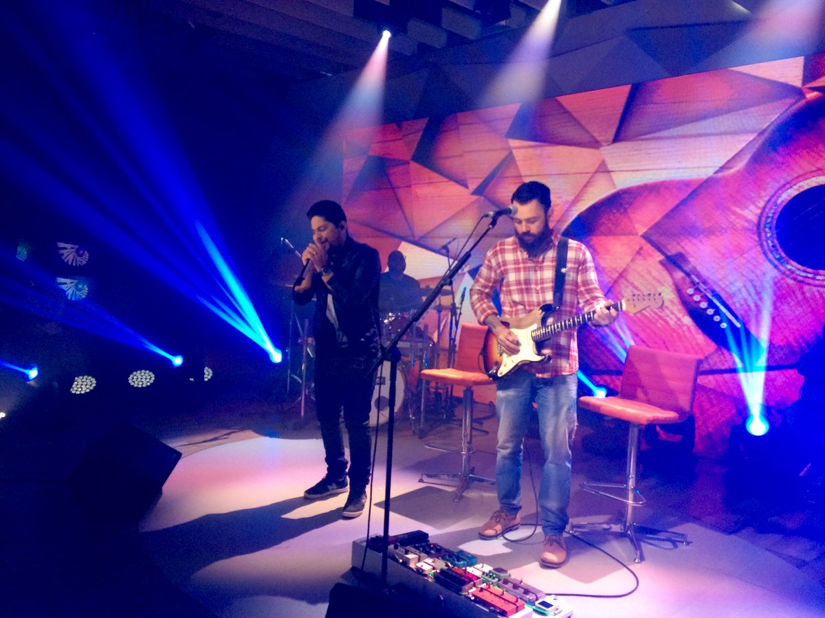 showdavida's tweet photo. Olha quem tá aqui na redação do #Fantástico! @jorgeemateus! 🎶 😄 https://t.co/Crg5HCnmng