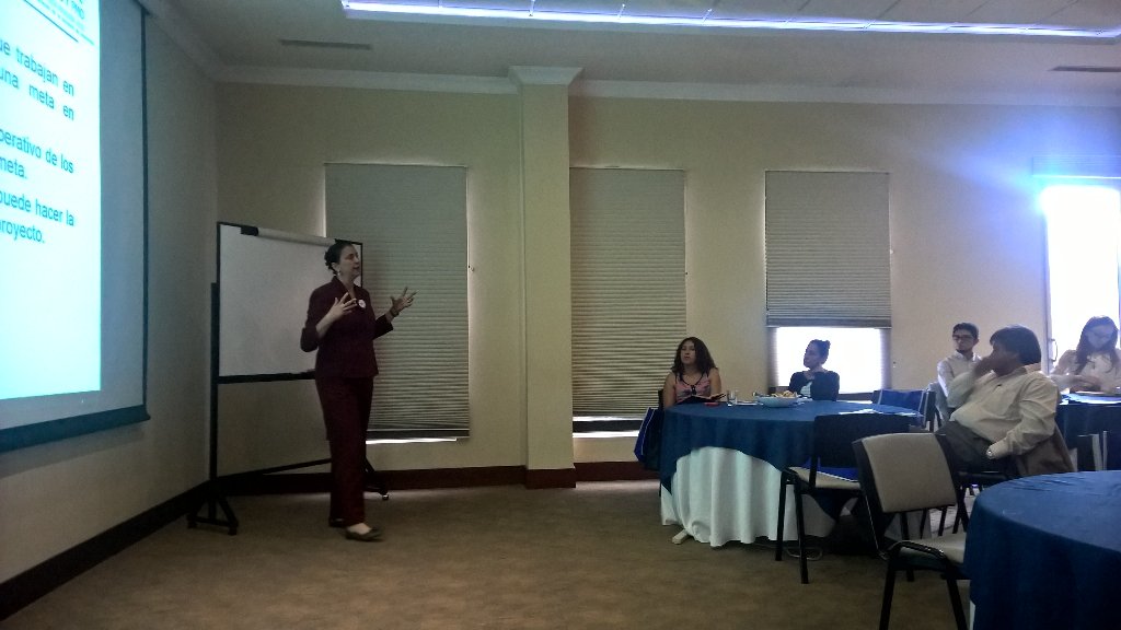 verochavezs_ma's tweet photo. #simposio2015 Hablando de trabajo en equipo @Intergrupo @paragonp3 https://t.co/Q9b8N1TUVj