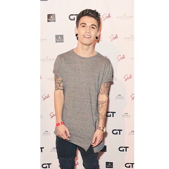 UpdatingSims's tweet photo. So much love for this boy! 😘❤️ https://t.co/8qP2D09rp9