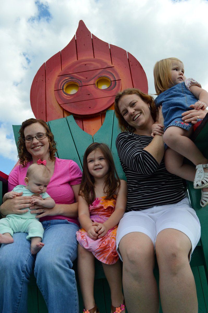 BraxtonWV's tweet photo. The #BraxtonCountyMonster chairs are a perfect place for a unique family photo. https://t.co/ZMDoZRSUn7 #flatwoods https://t.co/mhNbVW6ORA