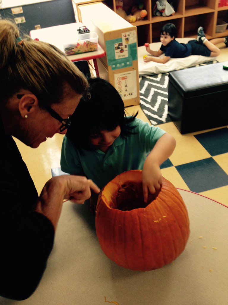 myexceptionalpk's tweet photo. Exploring the inside of our #pumpkin in #prek today... Lots of "oooohs" and "aaaahhhhs". @reduk8r1 😝🎃 @hiddenoaksES https://t.co/TBbM75FA1c