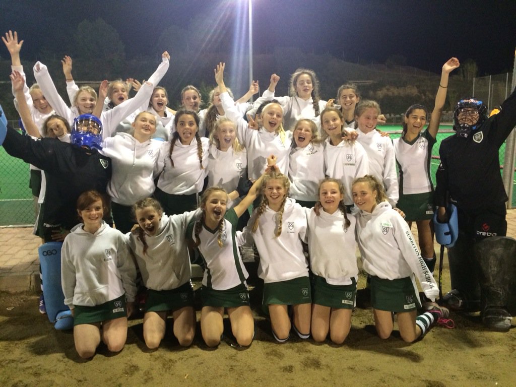 @AnnHaydonSHS Big team photo before our last game v Junior FC. #teamgreen #girlsReady