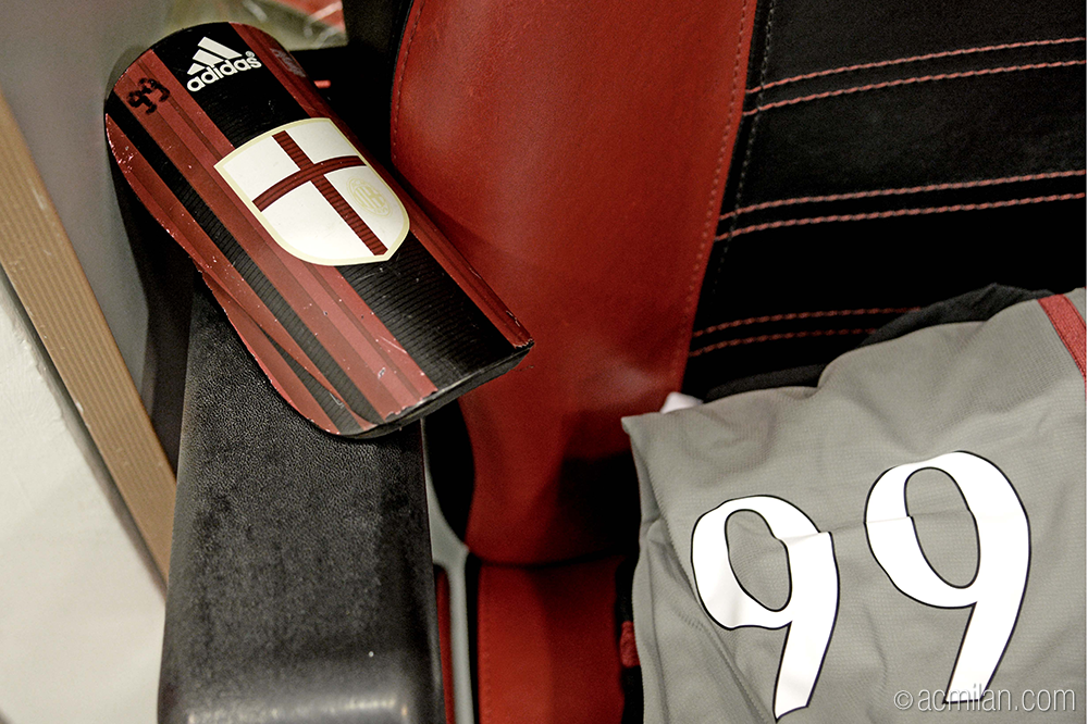 acmilan's tweet photo. The red&amp;black locker room is waiting for the Rossoneri!

#MilanChievo #ForzaMilan https://t.co/rWrFG0WcEc