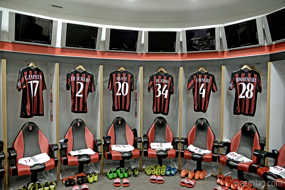 acmilan's tweet photo. The red&amp;black locker room is waiting for the Rossoneri!

#MilanChievo #ForzaMilan https://t.co/rWrFG0WcEc