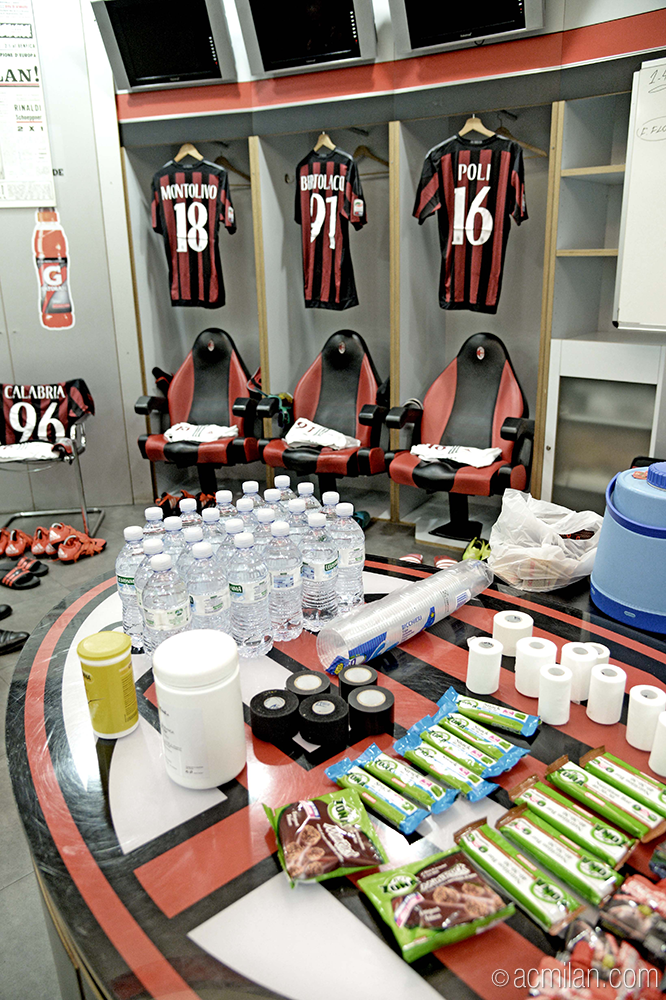 acmilan's tweet photo. The red&amp;black locker room is waiting for the Rossoneri!

#MilanChievo #ForzaMilan https://t.co/rWrFG0WcEc
