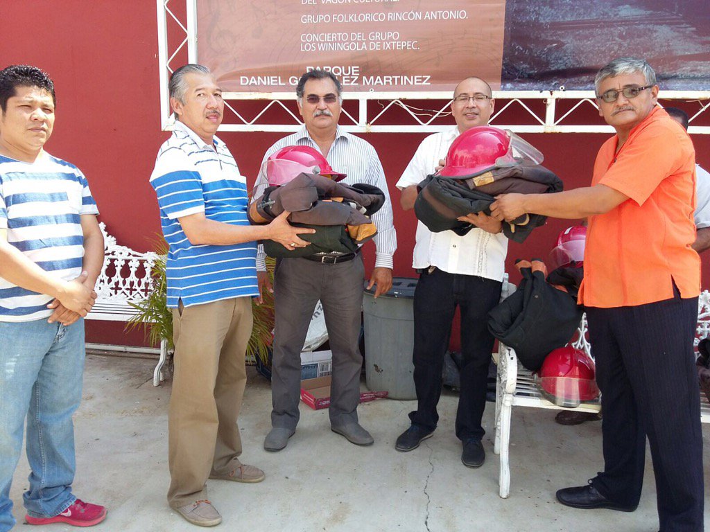 emestoax's tweet photo. Entrega de trajes de bomberos al Patronato de Bomberos por parte del Ayuntamiento de Matías Romero. @Mabera77Mario https://t.co/gbRJtSOt44