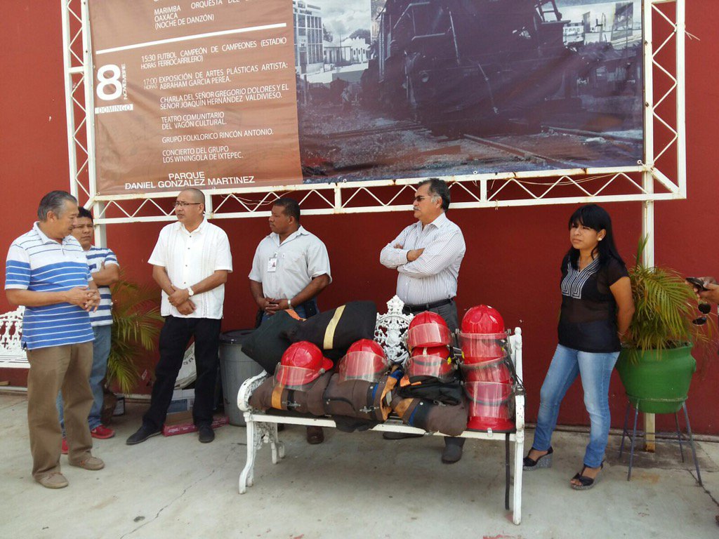 emestoax's tweet photo. Entrega de trajes de bomberos al Patronato de Bomberos por parte del Ayuntamiento de Matías Romero. @Mabera77Mario https://t.co/gbRJtSOt44
