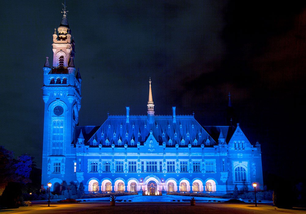 ConnyDegen's tweet photo. Vredespaleis Blue verlicht met @PhilipsLightNL LED ivm #UN70 &amp;orange: aandacht vrouwengeweld https://t.co/Xx9I4LfRLG https://t.co/CFHyhyyBbk