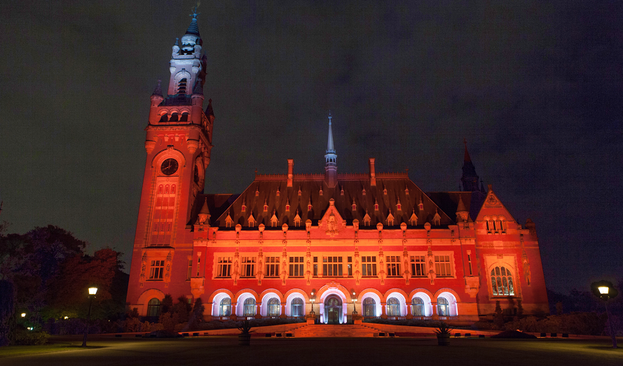 ConnyDegen's tweet photo. Vredespaleis Blue verlicht met @PhilipsLightNL LED ivm #UN70 &amp;orange: aandacht vrouwengeweld https://t.co/Xx9I4LfRLG https://t.co/CFHyhyyBbk