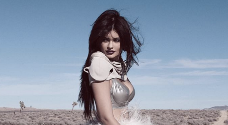 ELLEmagazine's tweet photo. The bottom of @kyliejenner's gown is EPIC: https://t.co/3VzlZfzrT8 https://t.co/yyG9cqwIRx