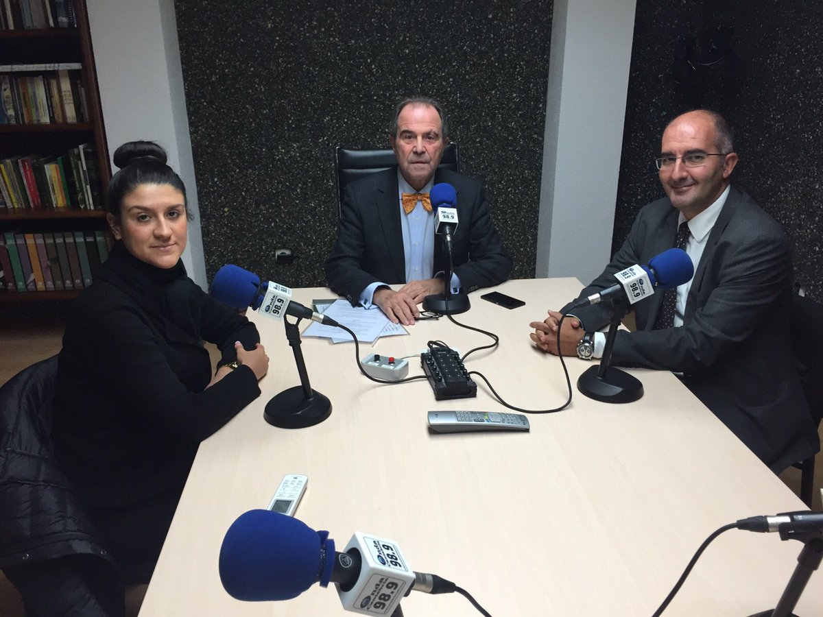 OndaCantabria's tweet photo. @AABenaite analiza el comercio con G.Cayón @coercan y V.Alcolea de Paz Gómez Moda Flamenca https://t.co/b5BOrLPahy https://t.co/AwVByG1JK0