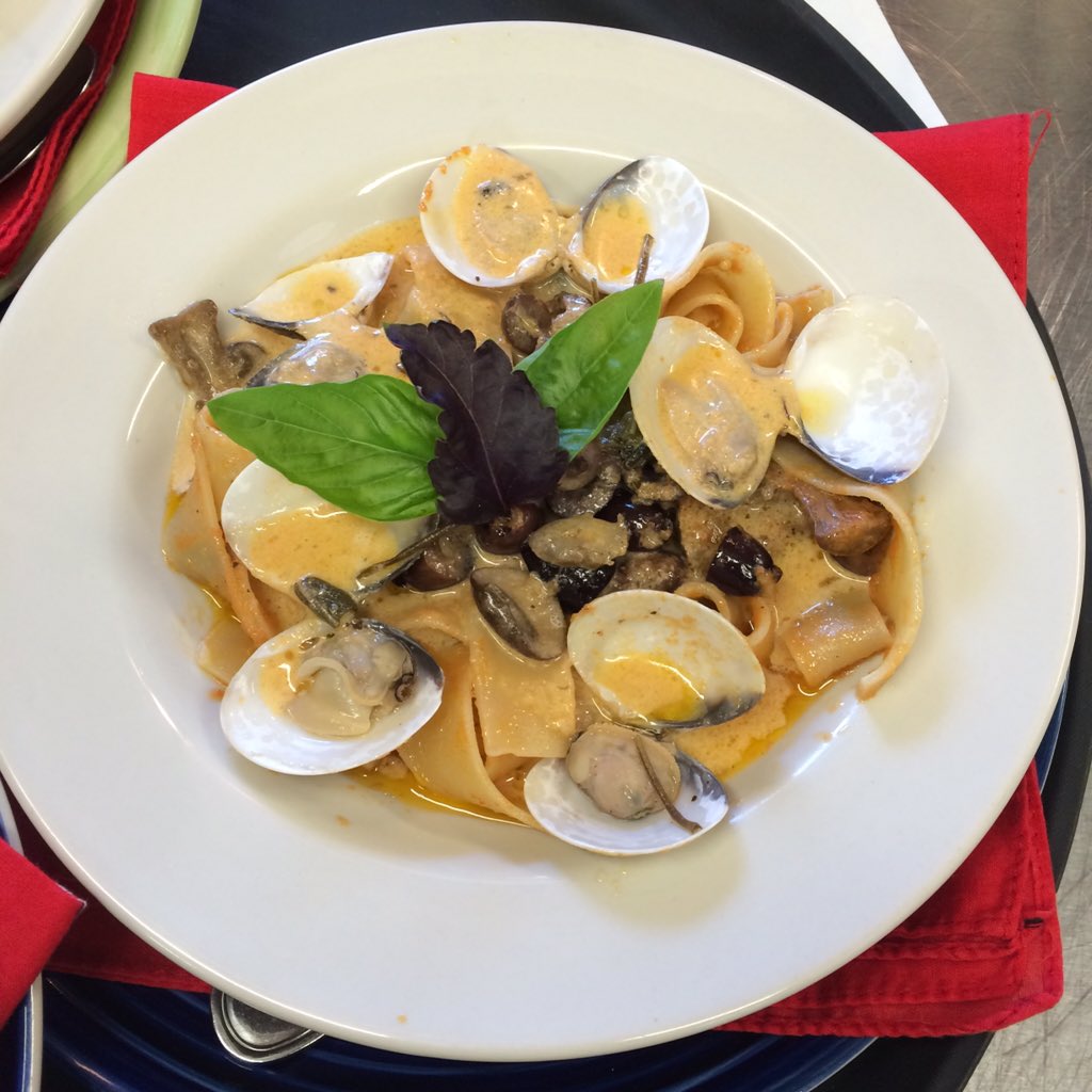 SandyOaksTx's tweet photo. Clams with Sherry Cream Sauce over Gargnano Pasta! 😍.    #Lunch Time https://t.co/eMO5mrBWIk