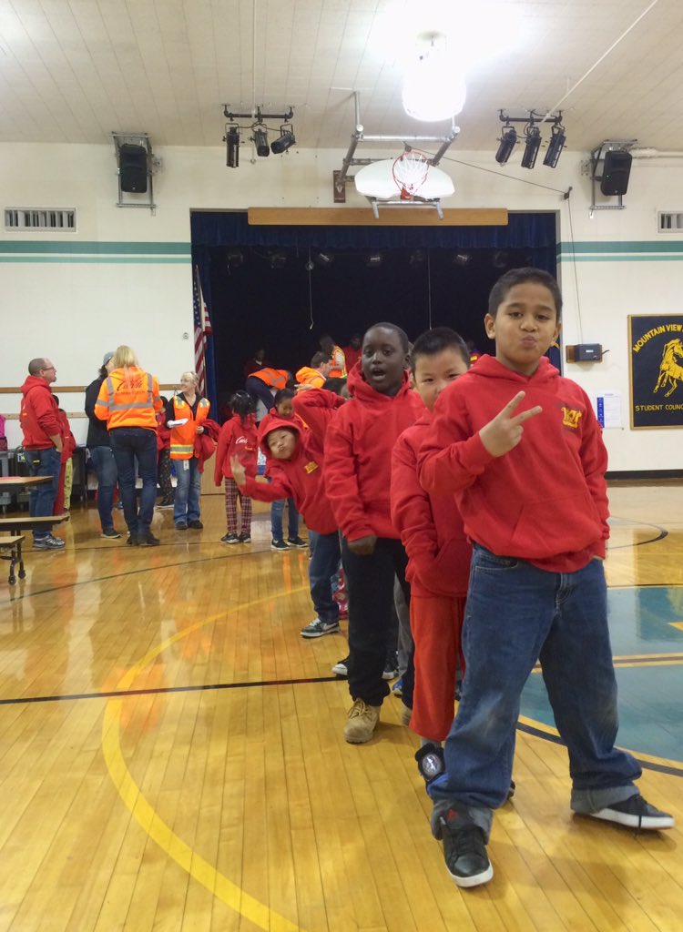 ItsDevinCutter's tweet photo. #MtViewElementary students love how they look in their new sweatshirts @CarlileTrans donated today @YourAKLink https://t.co/hSgbGeHZJE