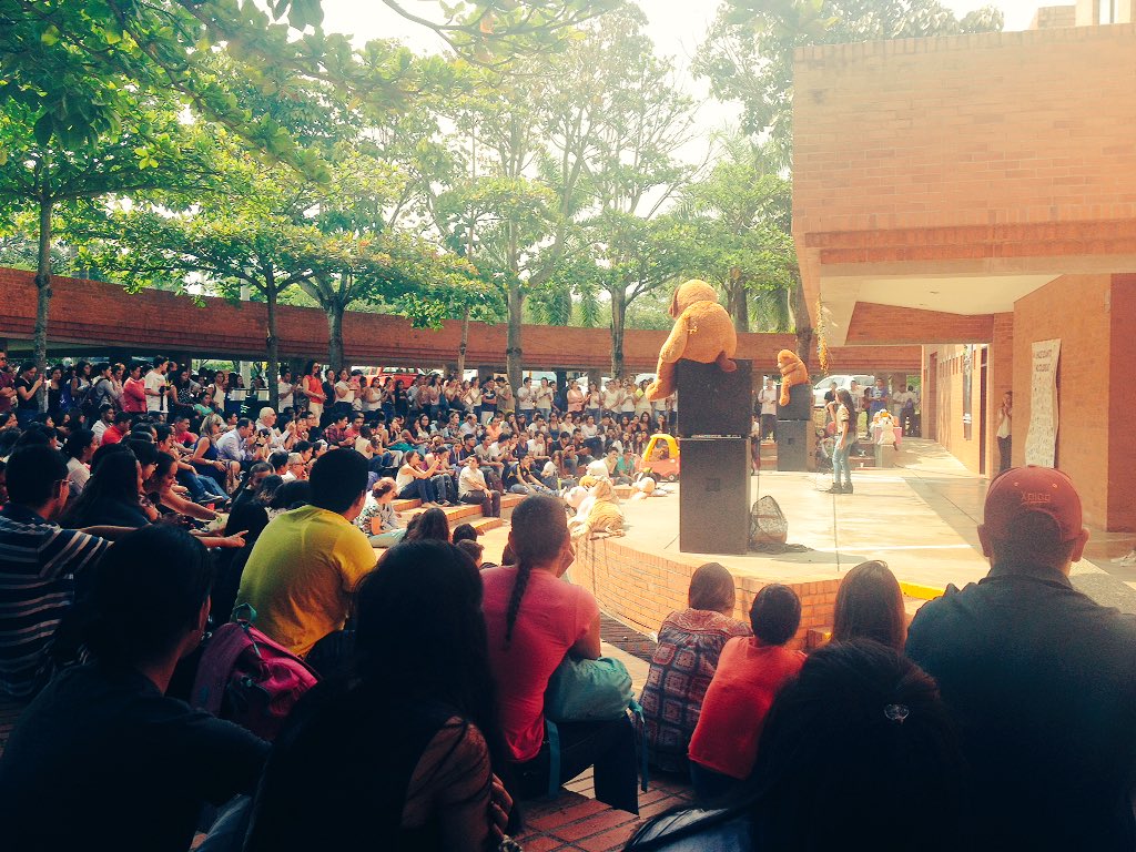 SinergiaIcesi's tweet photo. La última canción de Bella. Un éxito. #Sinergia15 https://t.co/LKmrfB7kfw