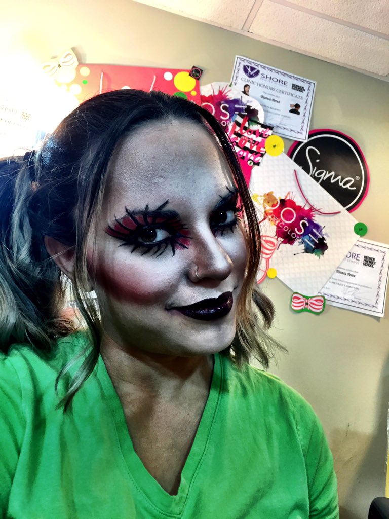 11Bperez's tweet image. New video is up ! Link in my bio! #Halloween #halloweentutorial #harleyquinn #makeup #bhcosmetics #maybelline