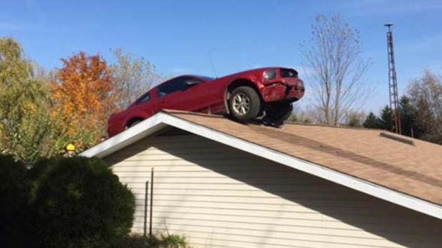 Woman walks outside to find a @FordMustang sitting on top of her house! bit.ly/1S9I5ke?utm_me… https://t.co/bSPnsGhWgU