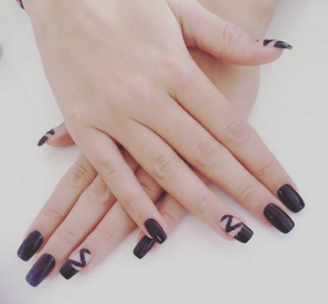 noticias24's tweet photo. EN FOTOS: 23 diseños de uñas en negro que no querrás dejar de usar - https://t.co/BqWUU6Dw0F https://t.co/xArvQxZJXk