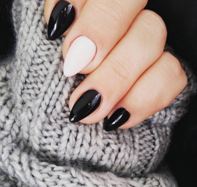 noticias24's tweet photo. EN FOTOS: 23 diseños de uñas en negro que no querrás dejar de usar - https://t.co/BqWUU6Dw0F https://t.co/xArvQxZJXk