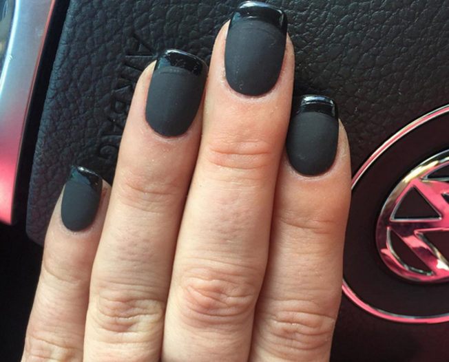 noticias24's tweet photo. EN FOTOS: 23 diseños de uñas en negro que no querrás dejar de usar - https://t.co/BqWUU6Dw0F https://t.co/xArvQxZJXk