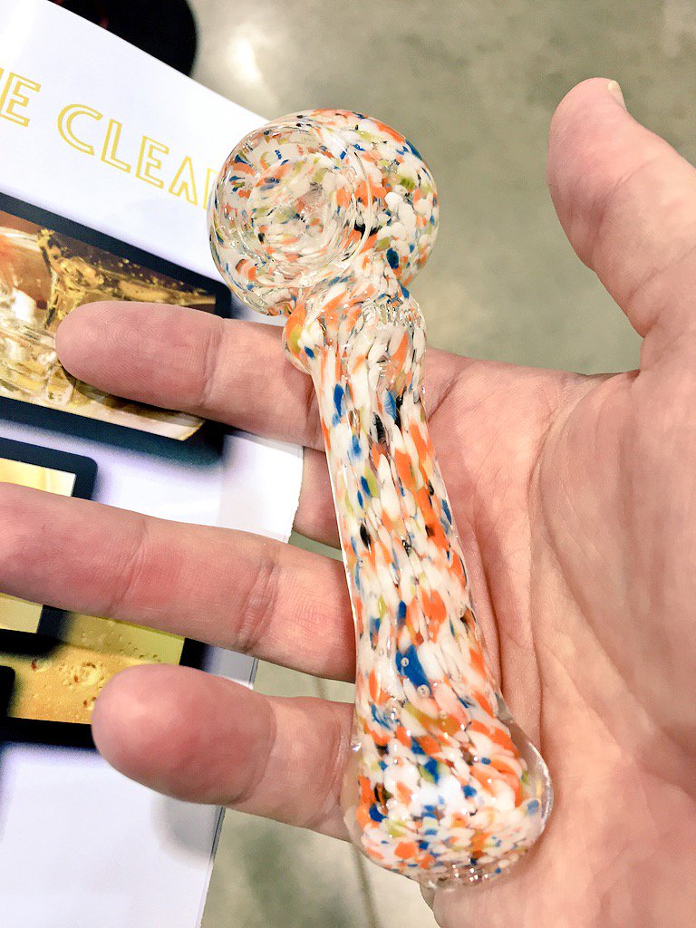 DavidKram's tweet photo. Brand new glass piece I received from a booth! #cannabis @SWCCExpo @ZenDispensary #marijuana #az #getemrld https://t.co/Obn5GIDpXF