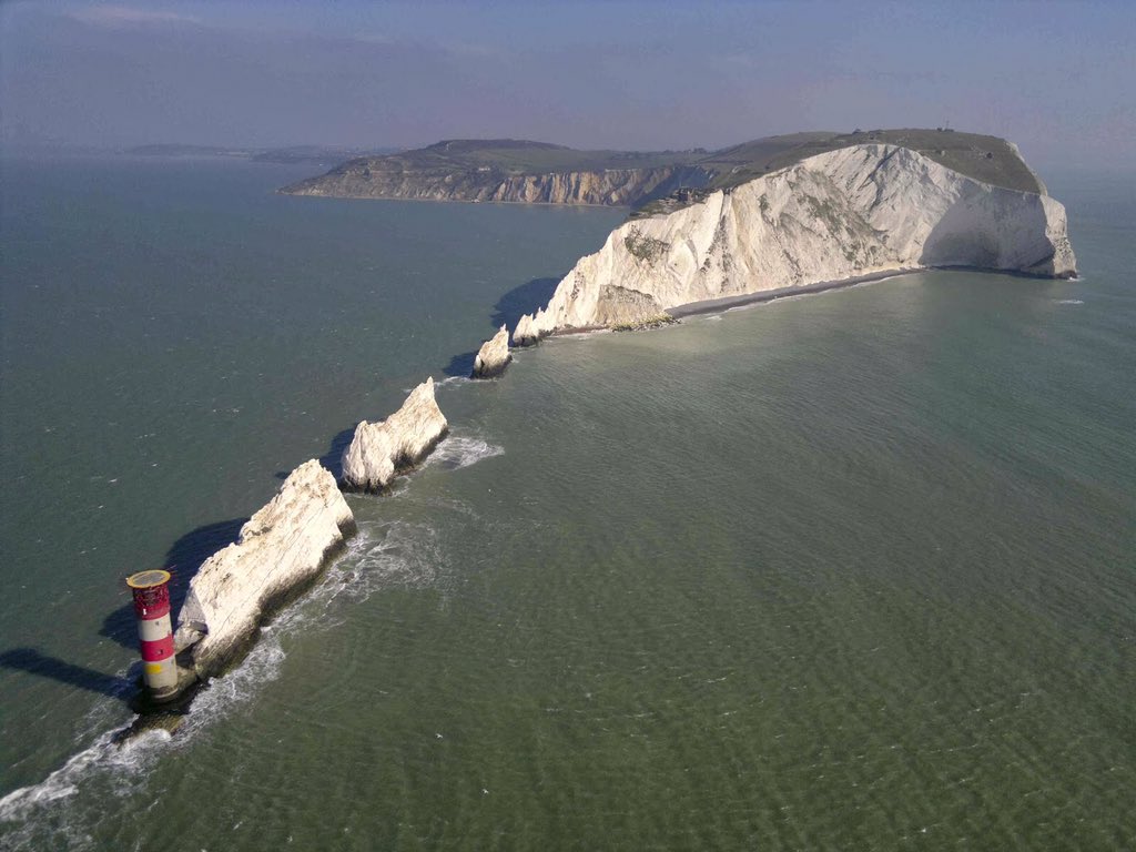 trinityhouse_uk's tweet photo. #LightUponTheWaters Needles Lighthouse https://t.co/ex4VpPm6tX #MaritimeBritain #ThisSceptredIsle https://t.co/6AELJYnIfK