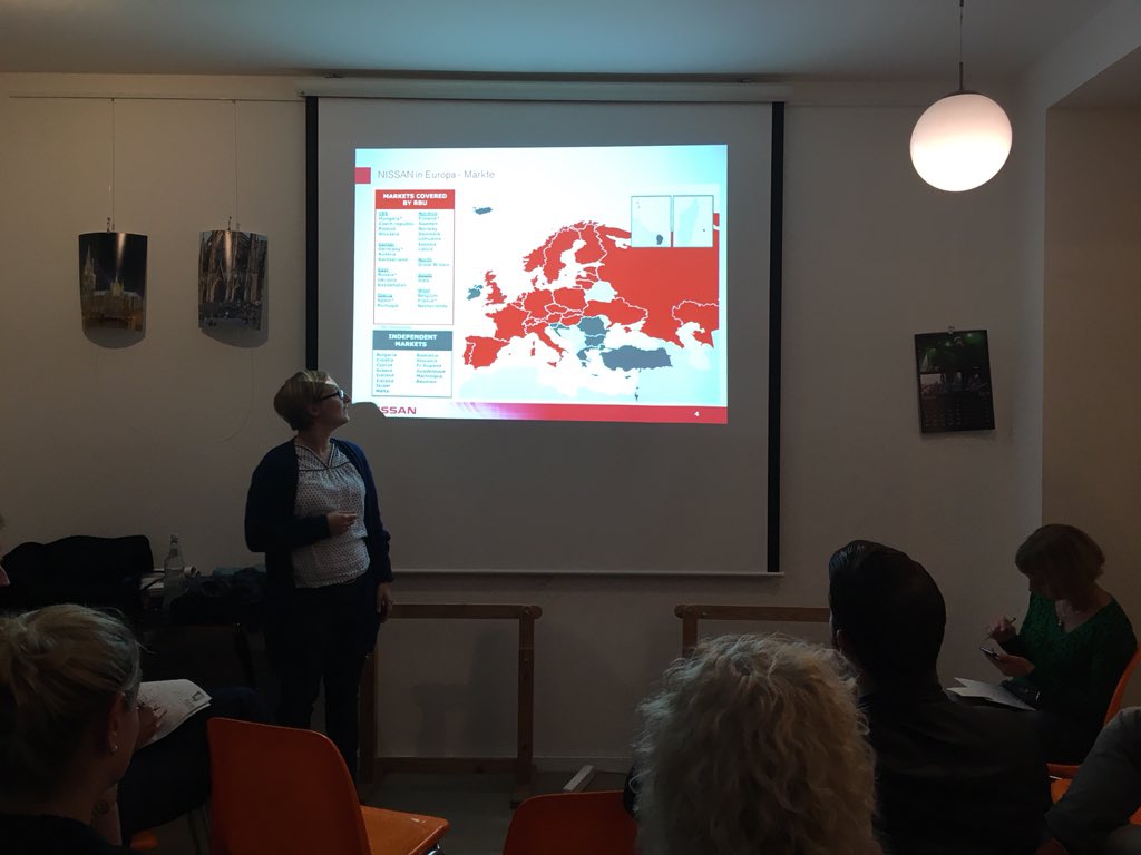 Marie_Chr_Frank's tweet photo. @Nissan berichtet beim #SoMeK über Erfahrungen mit Outsourcing ausgewählter Social Media Aktivitäten #eModeration https://t.co/6gjYxHisYj