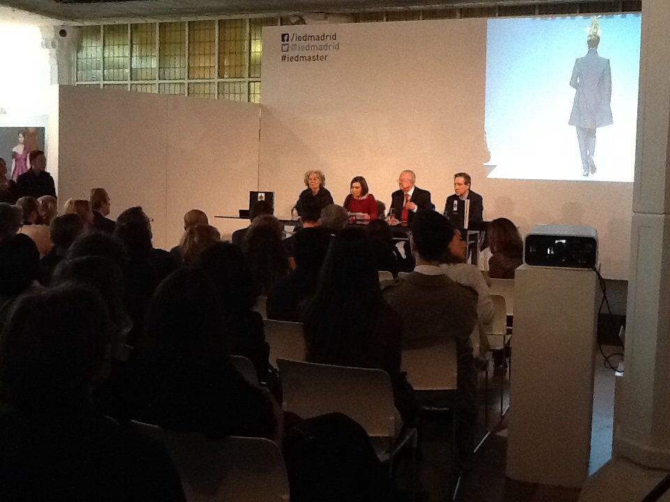 anahuertasc's tweet photo. @CharoIzquierdo, Iñaki Gabilondo @lavozdeinaki, Enrique Loewe, e Isabel Yanguas presentando el libro Jesús del Pozo. https://t.co/mA7IWAwMd2