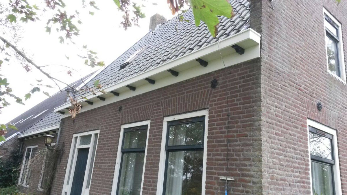 Deze boerderij in #Bornwird kan er weer tegenaan! #kunststof #dakgoten