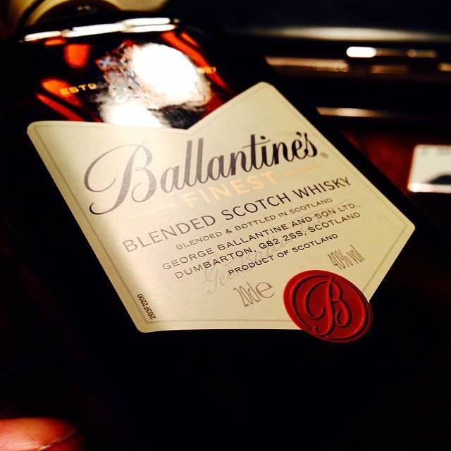 Ballantines_ES's tweet photo. Algunos no necesitan que se les etiquete en las fotos #staytrue https://t.co/G7YFni0Egb
