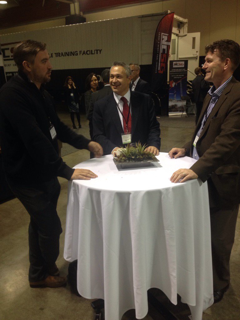 JWN_CESCF's tweet photo. Networking at its finest #CESCF #energyevents #collaboration https://t.co/phJYVcFd7i