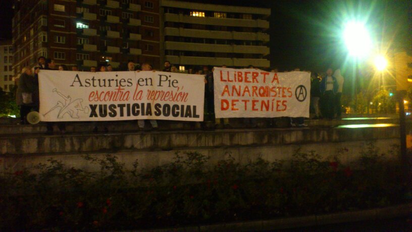 RadioKras's tweet photo. "Llibertá detenidxs por lluchar" se grita en la Concentración de Xixón
#PandoraII https://t.co/KgLEvz0TsQ