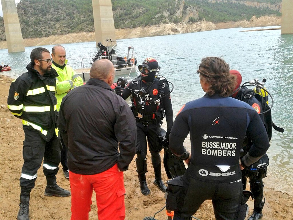 UMEgob's tweet photo. Jornadas #EBUME en el embalse de #Contreras #Valencia organizadas por el #BIEM3 junto a #BIEM1 y @bomberosvlc https://t.co/6JFTL3GTYO