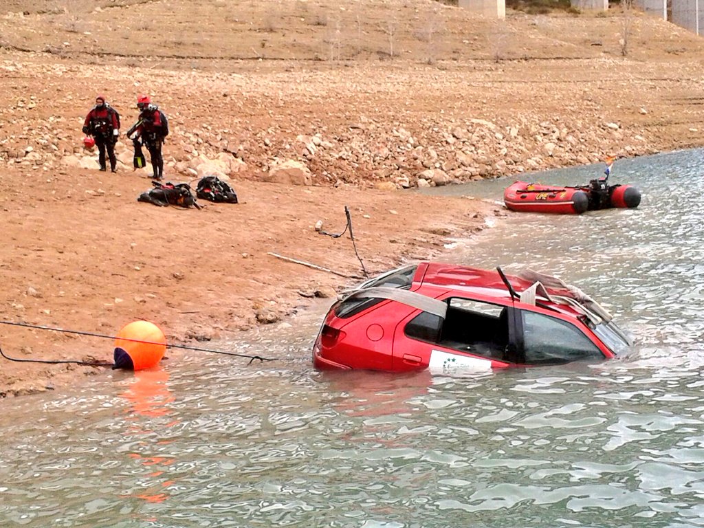 UMEgob's tweet photo. Jornadas #EBUME en el embalse de #Contreras #Valencia organizadas por el #BIEM3 junto a #BIEM1 y @bomberosvlc https://t.co/6JFTL3GTYO