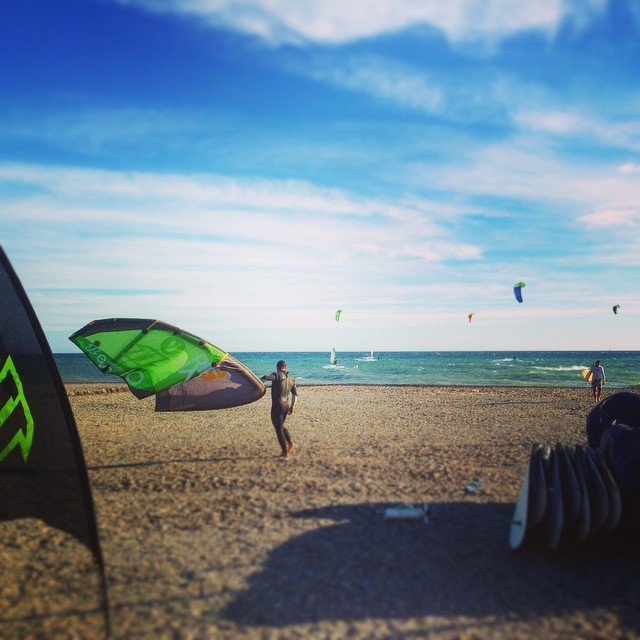 weKitesurf's tweet photo. Miercoles de #poniente, neopreno y al agua. Paraiso #tropical... #kitesurf #windsurf #awabeachclub #playagranada #m… https://t.co/IqZmKr6DW7