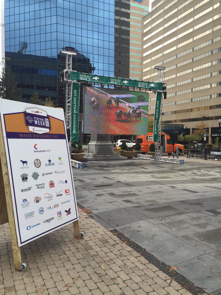kateblair18's tweet photo. you don't see this in nyc. big screen BC replays in downtown Lex #BCFLex #BC15 https://t.co/ShQolEjyLa