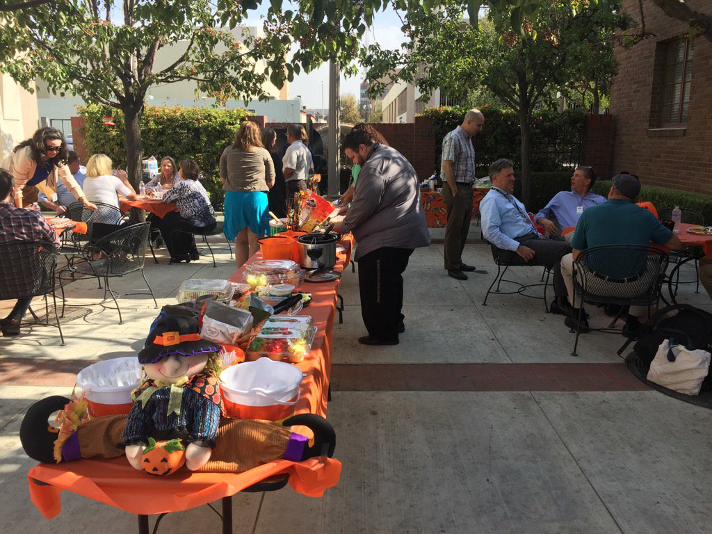 TBCTheGrade's tweet photo. My office's potluck is better than yours 🎃🎃🎃 https://t.co/5NSG9uymo5