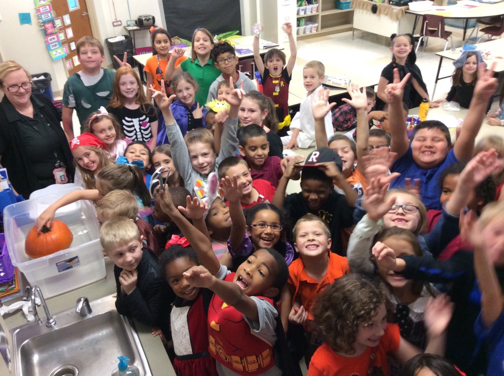 CandiceSmith88's tweet photo. SINK or FLOAT??? Thank you 5th grade for helping! 😀 #science #FirstGradeRocks @StantzJamie #PumpkinsFloat https://t.co/vHewT15lpz