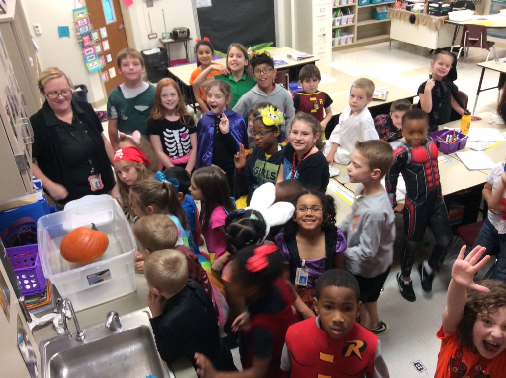 CandiceSmith88's tweet photo. SINK or FLOAT??? Thank you 5th grade for helping! 😀 #science #FirstGradeRocks @StantzJamie #PumpkinsFloat https://t.co/vHewT15lpz