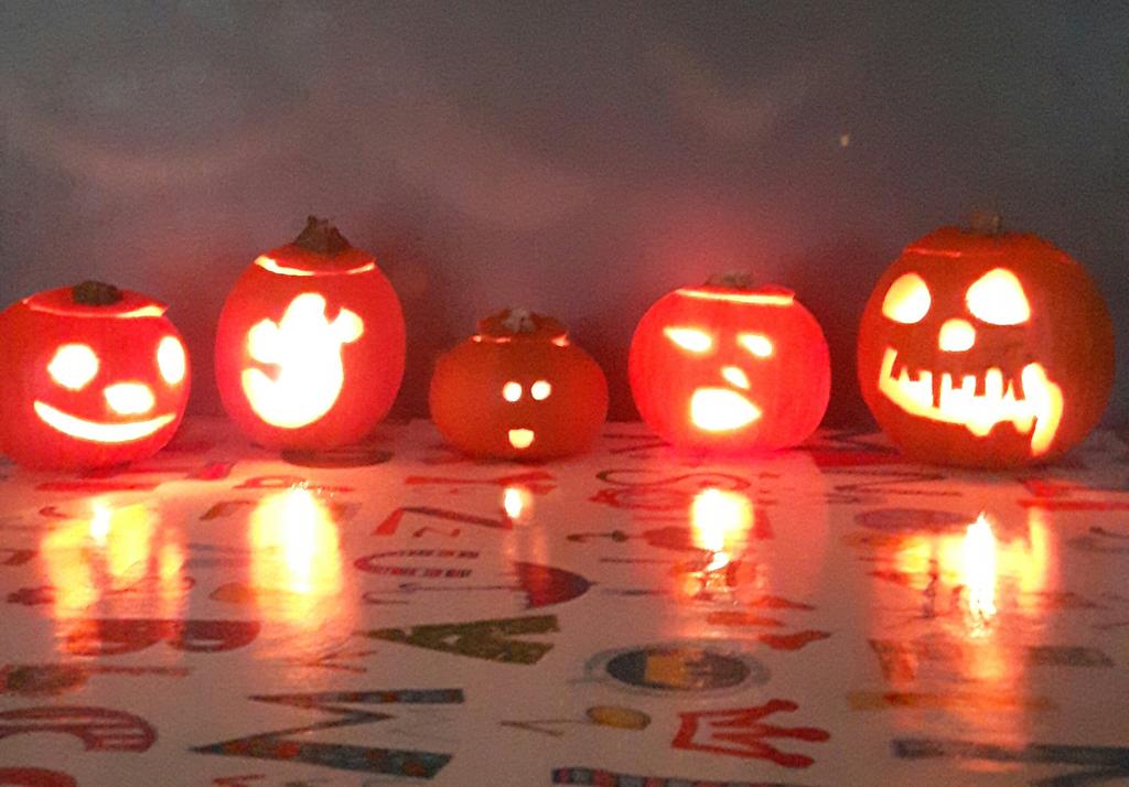 JellybabyzNE38's tweet image. All set for #Halloween with our amazing #pumpkincarving #spookylights #halloween2015 #CreativeKids #AutumnArt