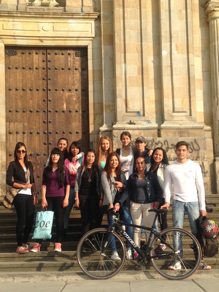 monienbici's tweet photo. #LoMejorDeTi Con mis estudiantes de #PsicoAmbiental haciendo #PolisemiadelEP @UCooperativaCol #UCCBta https://t.co/N6ZdJAaZ9j