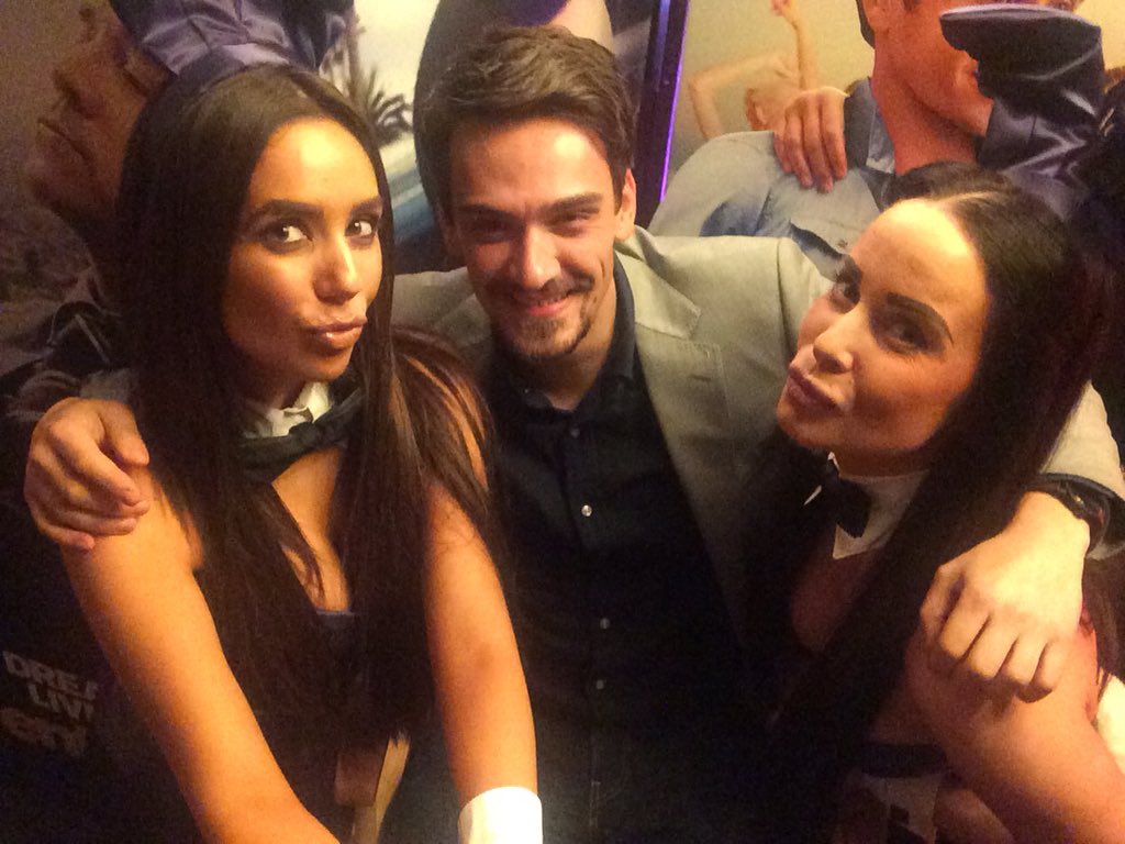 PhotoAmmon's tweet photo. And to conclude the greatness of tonight, I got an #EntourageVIP selfie stick. Put it to great use :) https://t.co/TNjAmq3zQY