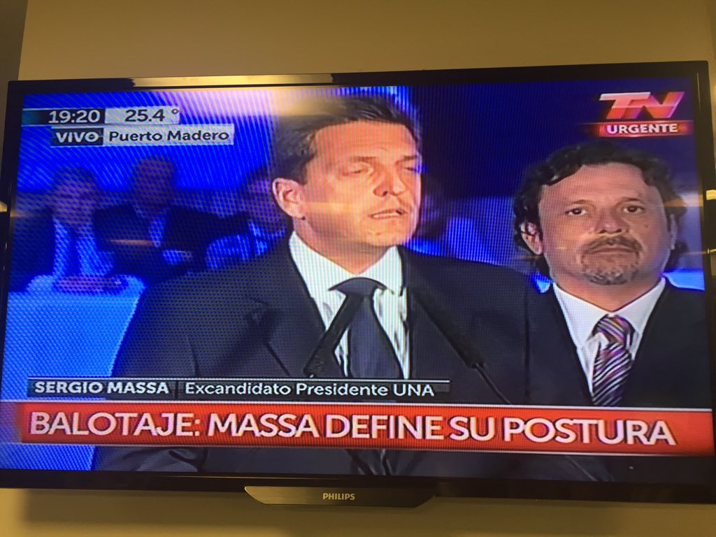 NicolasLucca's tweet photo. "El 65% elige el cambio", dice Massa. No sé qué esperan, ¿Que diga "voten al de dos brazos"? https://t.co/vOxn5EIr2l