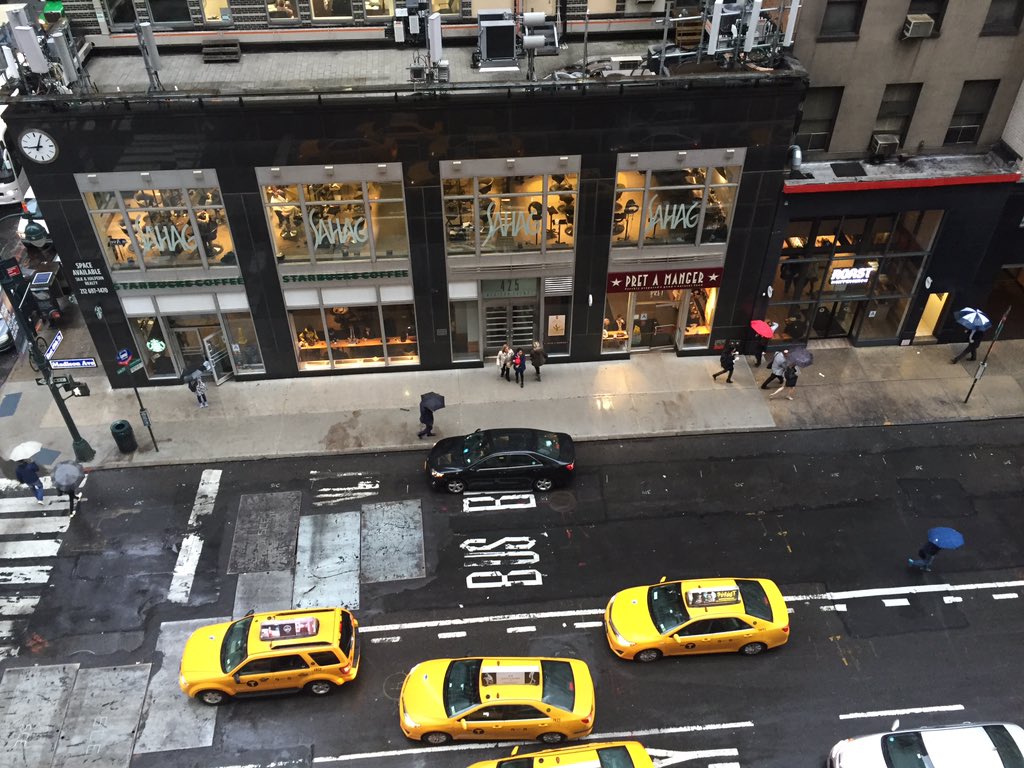 CFF_GNYC's tweet image. Rainy day in NYC. Staff member, @reebsinator, gave an umbrella to a man in need. #60KindActs #GivingTuesday